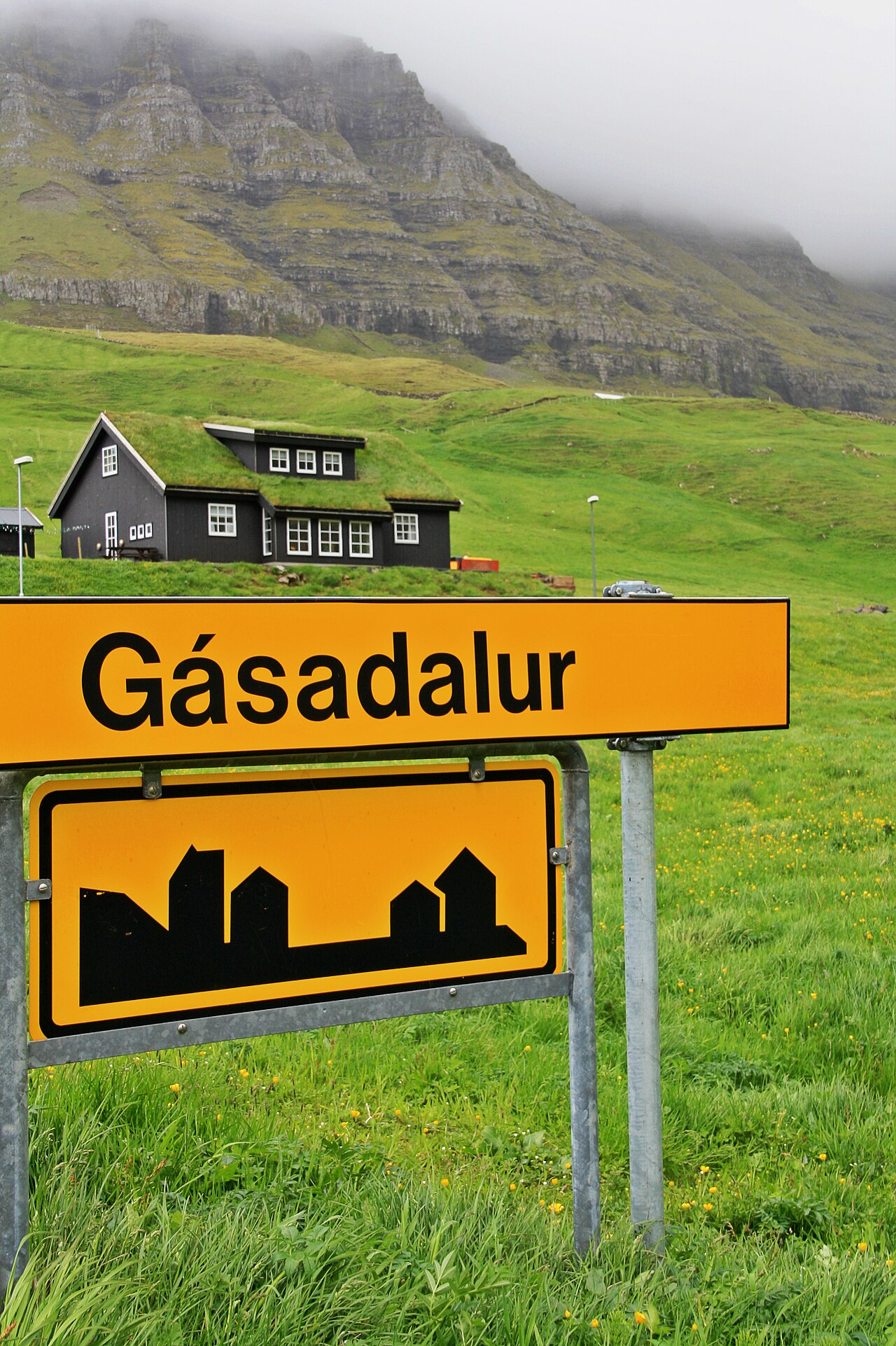 Bygden Gásadalur med vandfaldet Múlafossur der falder direkte ned i havet fra klippekanten