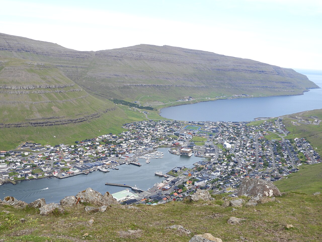 Klaksvík set oppefra fra fjeldryggen Klakkur, med havnen, fjorden og de omliggende fjelde