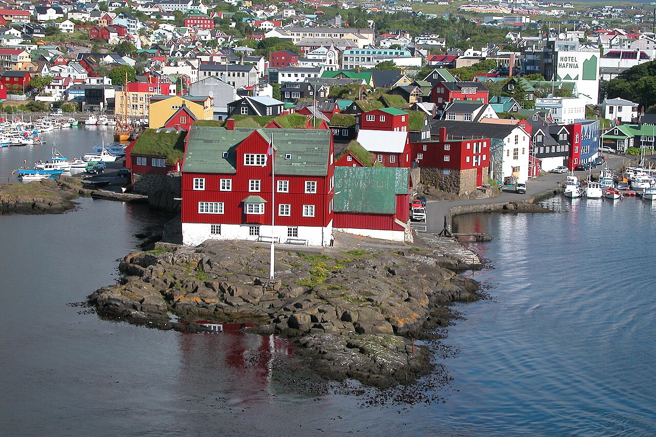 Sorttjærede træhuse med græstag på Tinganes i Tórshavn